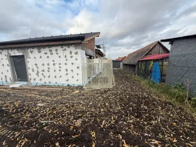 Casa individuala cu 4 camere 3 bai si 390 mp teren in Sura Mica - foto 9