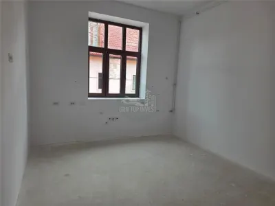 Apartament 3 camere 3 bai pivnita zona Centrala - foto 1