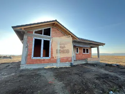 Casa cu 4 camere 2 bai si 500 mp teren in  Sura Mica - foto 6