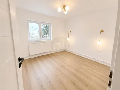 Apartament 3 camere decomandat 2 bai balcon pivnita zona Strand - foto 3