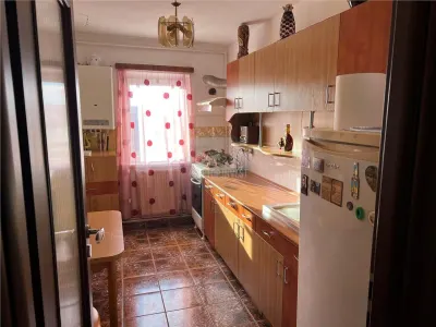Apartament decomandat 3 camere etaj intermediar Vasile Aaron - foto 3