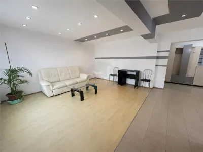 Apartament 3 camere 2 balcoane etaj 1 - zona Centrala - foto 2