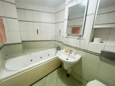 Apartament 3 camere 2 balcoane etaj 1 - zona Centrala - foto 19