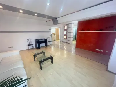 Apartament 3 camere 2 balcoane etaj 1 - zona Centrala - foto 4