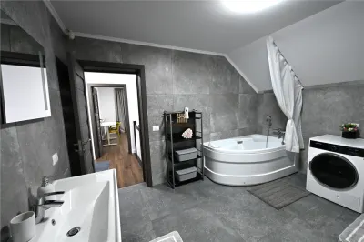 Casă Modernă de Vânzare în Mitocu Dragomirnei, Suceava | 144 mp Utili | Teren 1.000 mp | 3 Dormitoare | Șemineu | Mobilată | 220.000 euro | - foto 18