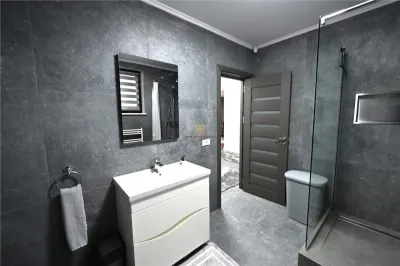 Casă Modernă de Vânzare în Mitocu Dragomirnei, Suceava | 144 mp Utili | Teren 1.000 mp | 3 Dormitoare | Șemineu | Mobilată | 220.000 euro | - foto 6