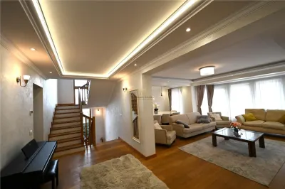 Casă de Lux în Suceava | 300 MP Utili | 5 Dormitoare | 5.000 MP Teren | Iaz | Panoramă | 880.000  Euro  | Comision 0 - foto 2