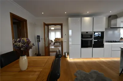 Casă de Lux în Suceava | 300 MP Utili | 5 Dormitoare | 5.000 MP Teren | Iaz | Panoramă | 880.000  Euro  | Comision 0 - foto 13