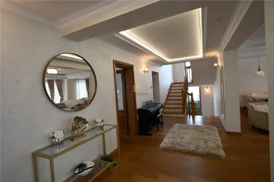 Casă de Lux în Suceava | 300 MP Utili | 5 Dormitoare | 5.000 MP Teren | Iaz | Panoramă | 880.000  Euro  | Comision 0 - foto 5