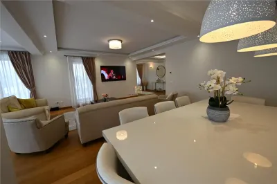 Casă de Lux în Suceava | 300 MP Utili | 5 Dormitoare | 5.000 MP Teren | Iaz | Panoramă | 880.000  Euro  | Comision 0 - foto 9