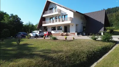 CASĂ DE VACANȚĂ DE VÂNZARE ÎN BUCOVINA | MĂLINI HERLA | 2.000 MP TEREN | 5 DORMITOARE CU BĂI PROPRII | TERASĂ 50 MP - foto 2