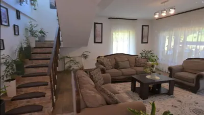 CASĂ DE VACANȚĂ DE VÂNZARE ÎN BUCOVINA | MĂLINI HERLA | 2.000 MP TEREN | 5 DORMITOARE CU BĂI PROPRII | TERASĂ 50 MP - foto 20