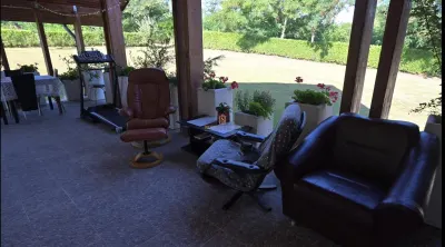 CASĂ DE VACANȚĂ DE VÂNZARE ÎN BUCOVINA | MĂLINI HERLA | 2.000 MP TEREN | 5 DORMITOARE CU BĂI PROPRII | TERASĂ 50 MP - foto 3