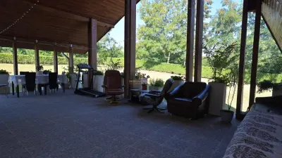 CASĂ DE VACANȚĂ DE VÂNZARE ÎN BUCOVINA | MĂLINI HERLA | 2.000 MP TEREN | 5 DORMITOARE CU BĂI PROPRII | TERASĂ 50 MP - foto 4