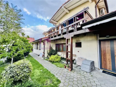 Casa de vanzare Piata Cluj | teren 336 mp | doua apartamente si anexe - Sibiu