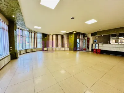 Spatiu comercial de inchiriat | Cristian, la intrare | vizibilitate mare - Cristian