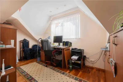 Casa de Lux in Livada cu Ciresi Eleganta, Confort si Panorama de Vis - foto 12