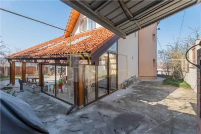 Casa de Lux in Livada cu Ciresi Eleganta, Confort si Panorama de Vis - foto 14