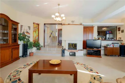 Casa de Lux in Livada cu Ciresi Eleganta, Confort si Panorama de Vis - foto 3