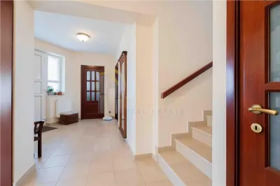 Casa de Lux in Livada cu Ciresi Eleganta, Confort si Panorama de Vis - foto 8