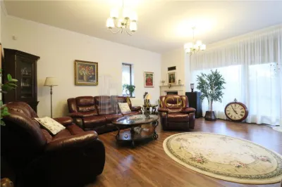 Vila individuala in Copou, 7 camere, 4 bai, garaj, beci, 280 mp util - Iasi