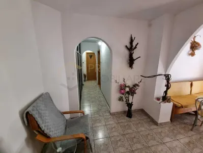 ARADULUI - ETAJ 3 - BLOC IZOLAT - 3 camere - decomandat - centrala proprie - clima - BOXA - foto 8