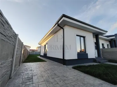 Duplex pe plan - teren generos - zona aproape de toate magazinele - foto 1