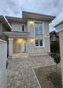 Duplex individual superb - 5 camere - zona excelenta - canalizare - despartit prin camera tehnica- asfalt - foto 2