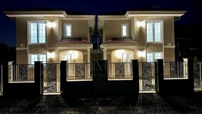 Duplex individual superb - 5 camere - zona excelenta - canalizare - despartit prin camera tehnica- asfalt - foto 3