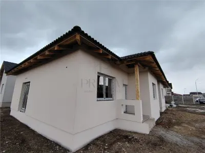 Duplex separat prin baie - toate utilitatile - proiect deosebit - Mosnita Noua