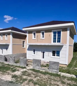 Casa individuala - despartita prin terasa - 4 benzi - zona excelenta - toate utilitatile - foto 2