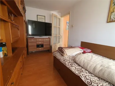 FREIDORF, CASA DECOMANDATA CU 7 CAMERE, 5 DORMITOARE, 3 BAI, BUCATARIE INCHISA SI SPATII DE DEPOZITARE - foto 2