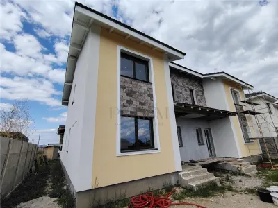 Duplex 5 camere - bucatarie inchisa - dormitor la parter - terasa mare - Mosnita Noua