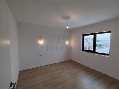 Duplex despartit prin camera tehnica - toate utilitatile- zona excelenta - foto 8