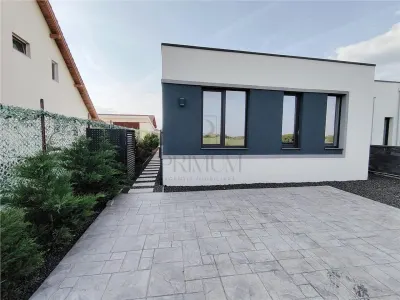 Duplex separat prin dressing - suprafete generoase - zona linistita - Mosnita Noua
