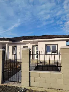 Duplex pe parter - posibilitate alegere finisaje -zona in dezvoltare - Mosnita Noua