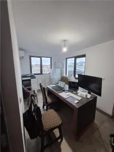 Hala / Spatiu de depozitare - cu birou și dormitor - curte generoasa  - zona foarte buna - foto 4