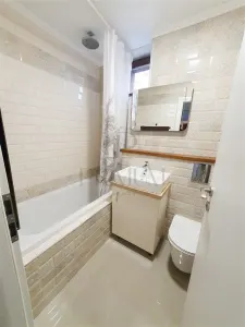 SEMICENTRAL - ETAJ 5 - LIFT - BLOC IZOLAT - 3 CAMERE - CENTRALA PROPRIE - CLIMA - RENOVAT - foto 5