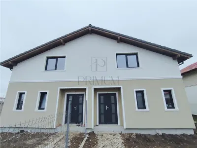 Duplex deosebit - personalizare interioara - compartimentare practica - Mosnita Noua