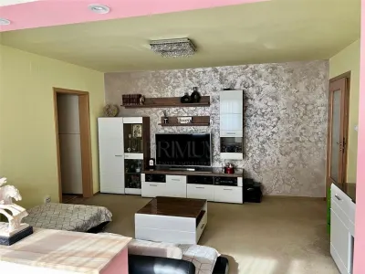 SPITALUL JUDETEAN - PARTER - BLOC IZOLAT - 3 CAMERE - BALCON - CENTRALA PROPRIE - BOXA - foto 6