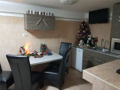 CALEA MARTIRILOR, CASA INDIVIDUALA, 4 CAMERE, 2 BAI, 2 BUCATARII - Timisoara