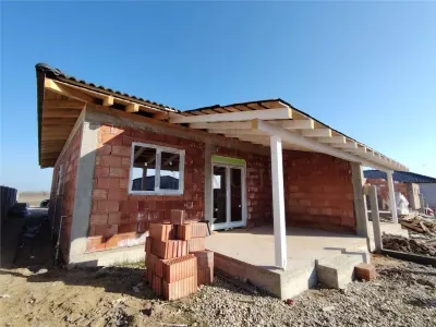 Duplex la asfalt - toate utilitatile - perete dublu - Mosnita Noua