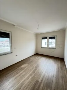 BRAYTIM - 2 CAMERE - ETAJUL 1 - RULOURI ELECTRICE - PARCARE INCLUSA - FINISAJE DE TOP - Timisoara
