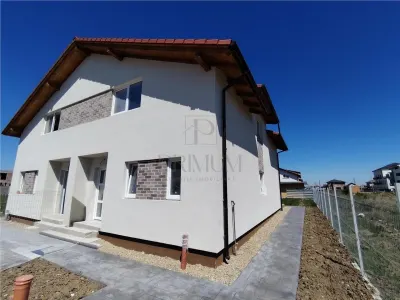 Duplex spatios - personalizare interioara - zona populata - Mosnita Noua