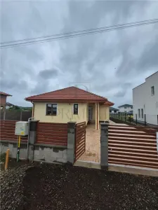 CASA INDIVIDUALA IN GHIRODA  3 CAMERE 90 MP UTILI 501 MP CURTE  UTILATA  BUCATARIE INCHISA  ZONA TOP - foto 1