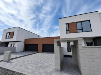 CASE INDIVIDUALE SEPARATE PRIN GARAJ - 540 MP TEREN - DESING MODERN - foto 1