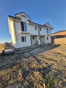 Duplex nou - 3 dormitoare - bucatarie inchisa - zona buna - foto 2