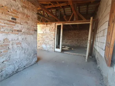 BRAYTIM, POSIBILITATE DE INVESTITIE, CASA DE RENOVAT, P+1E+POD, 2 BALCOANE SI TEREN GENEROS - foto 3