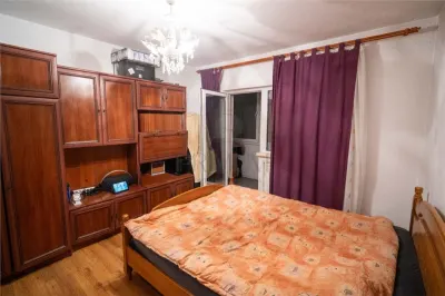 SOARELUI - 4 CAMERE - 2 BAI - 2 BALCOANE - CENTRALA PROPRIE - ETAJ 3 - DECOMANDAT - foto 2