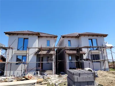 Duplex despartit prin C.T.- dormitor la parter - canalizare - Mosnita Veche